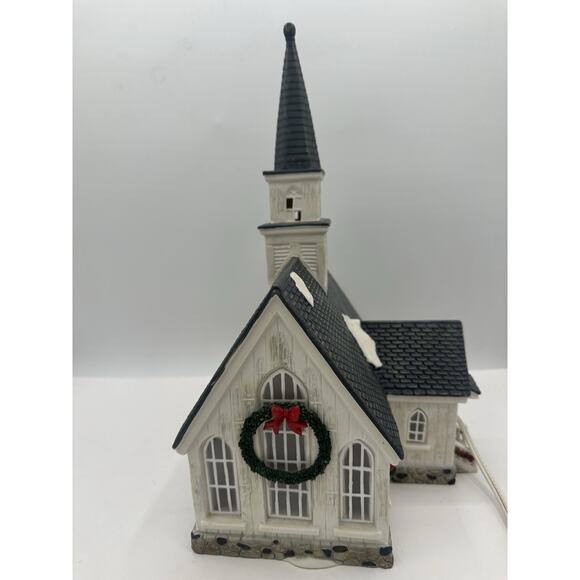 Santa’s Workbench Collection 2002 Country Church Lighted Christmas Village - Picture 4 of 12